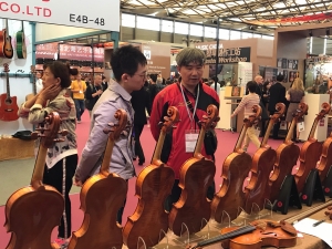 佳典提琴與客戶及音樂家交流