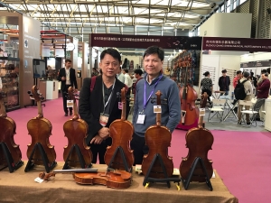 Music China 2018 來賓於佳典展位試琴