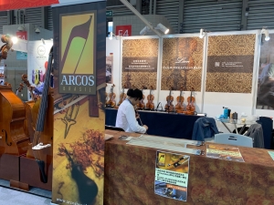 Music China 2019 參觀者欣賞佳典提琴展品