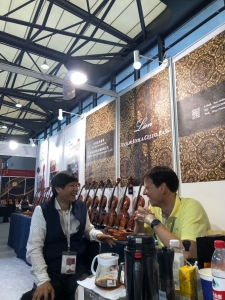 Music China 2019 參觀者在佳典展位試琴