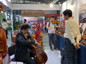 Music China 2019 Thomastik-Infeld 訪賓來到佳典展位